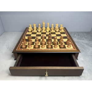 Шахматы премиум-класса в ларце из американского ореха с утяжелёнными фигурами из самшита — подарочный набор 48×48 см
