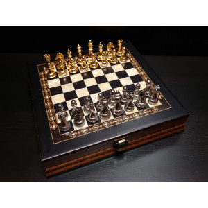 Шахматы подарочные в ларце из венге с бронзовыми фигурами (25×25 см)