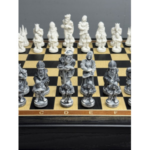 Подарочные шахматы «Средневековые рыцари» — ларец с мраморными фигурами